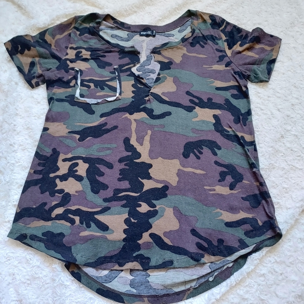 Popular Basics Green destructed camo top Small Military Grunge